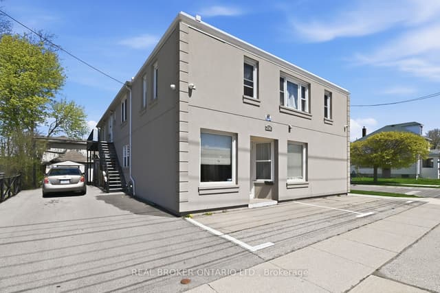 Multiplex at 256 Lincoln Street, Welland, ON L3B 4N1