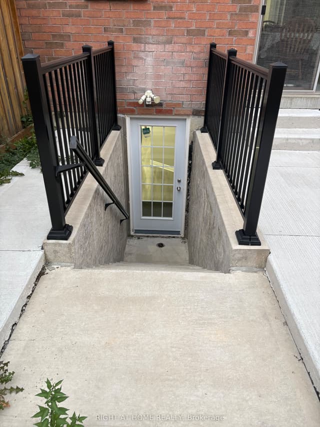 Semi-Detached at 846 Francine Crescent (Lower Level), Mississauga, ON L5V 0E2
