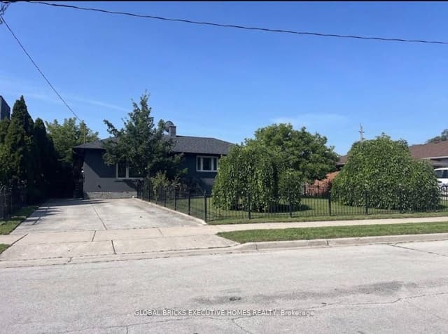 Detached at 384 Ashbury Road, Oakville, ON L6K 2M7