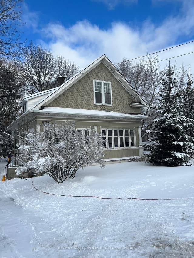 Detached at 688 King Street W, Oshawa, ON L1J 2L3