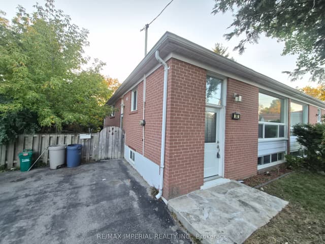 Semi-Detached at 262 Mcconvey Drive, Richmond Hill, ON L4C 3K2