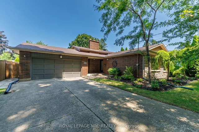 Detached at 15 Black Friars Road, St. Catharines, ON L2N 2M8