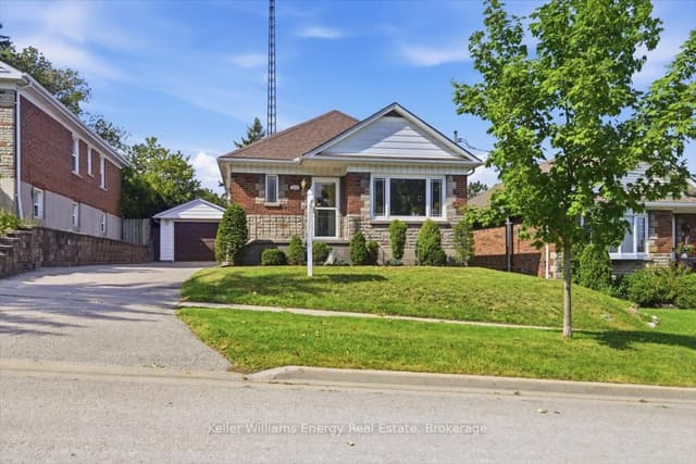 Detached at 216 College Avenue, Oshawa, ON L1J 1R7