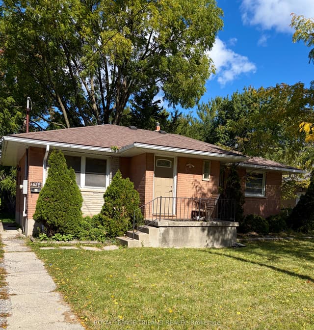 Detached at 1678 Dale Street, London East, ON N5V 1Y2