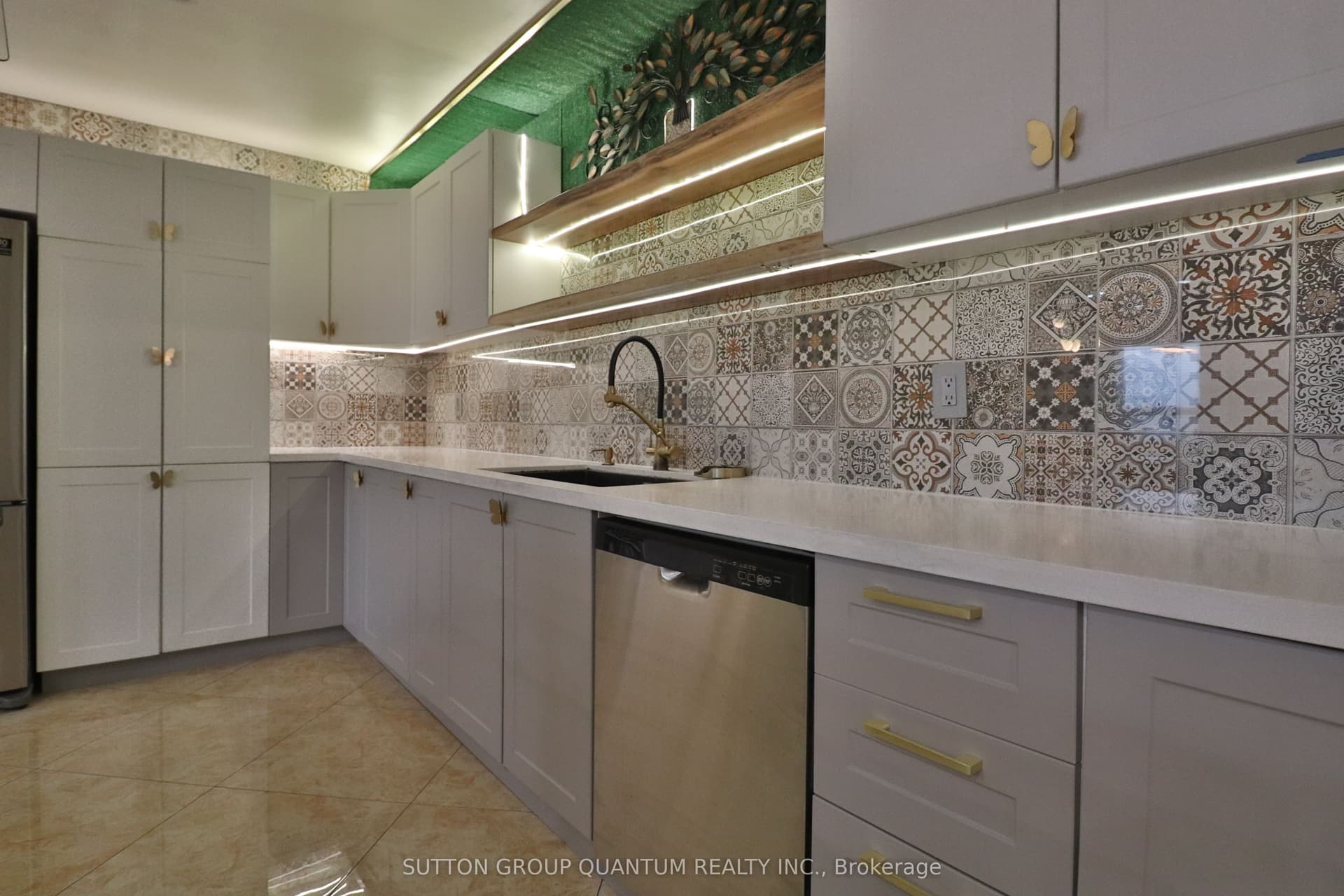 Suite 2001 · Floor 20, Unit 2001 · 627 The West Mall