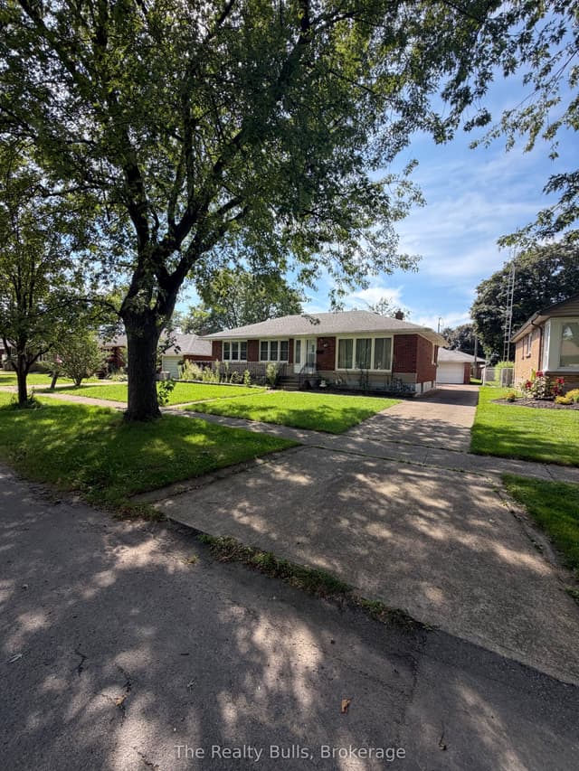 Detached at 43 BARRON Street, Welland, ON L3C 2K4