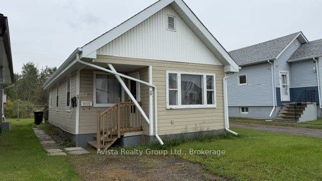 Detached at 1202 Gore Street W, Thunder Bay, ON P7E 3T5