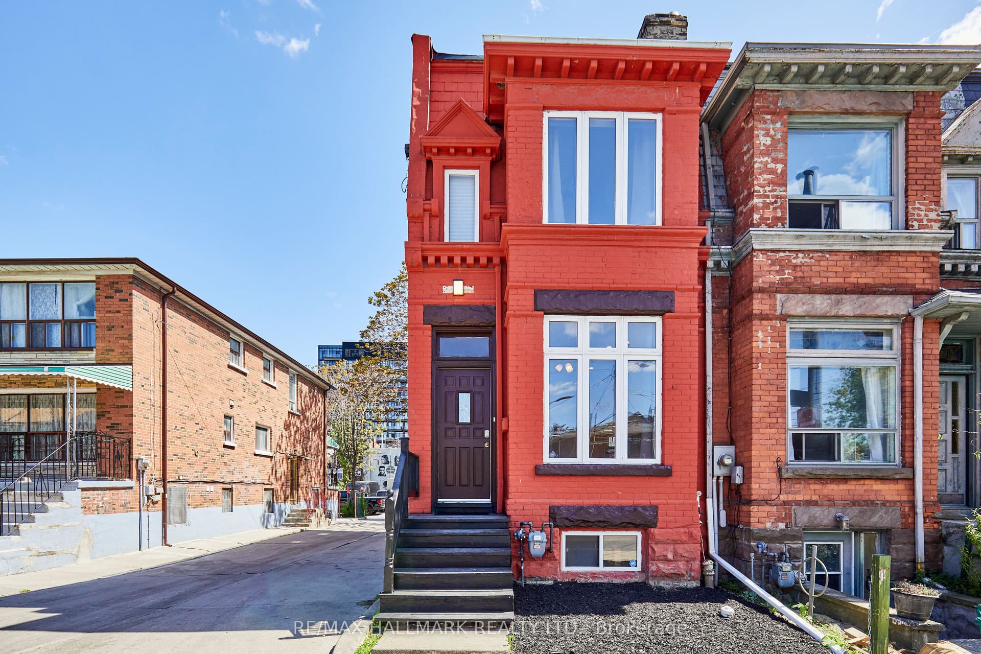 95 Wolseley Street in M5T