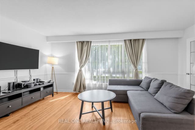 Detached at 10 Devins Drive, Aurora, ON L4G 2Z1