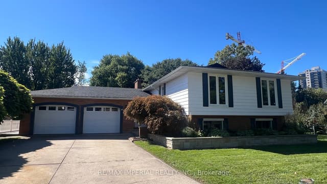 Detached at 4 Pyramid Place, St. Catharines, ON L2T 2N7