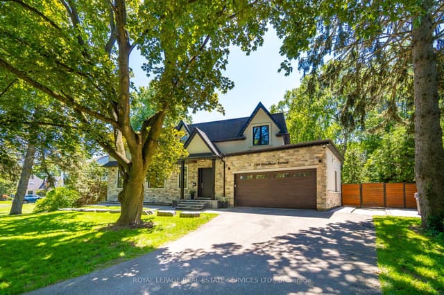 Detached at 1568 Broadmoor Avenue, Mississauga, ON L5G 3V1