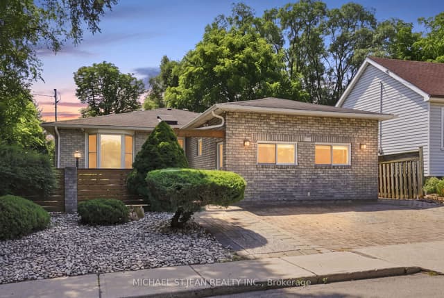 Detached at 24 Hill Street, Hamilton, ON L8P 1W7