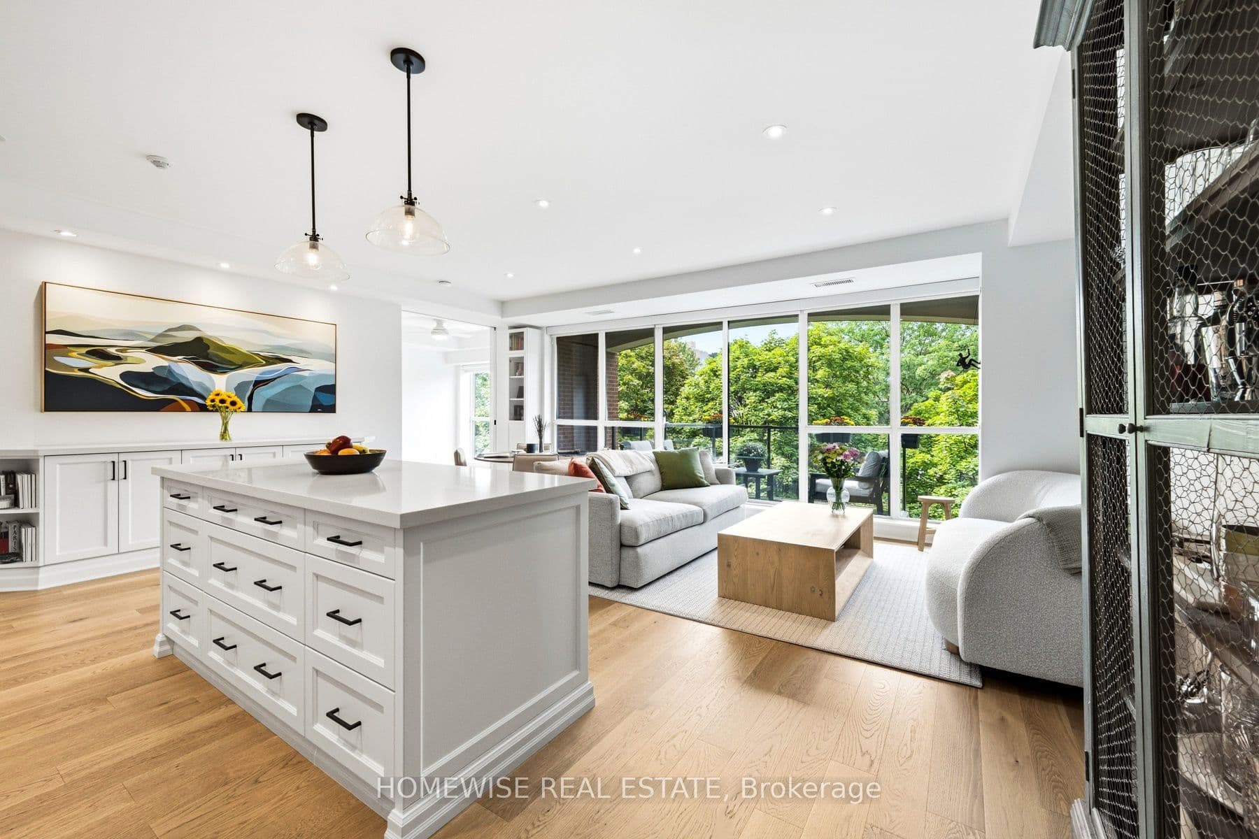 Suite 403 · Floor 4, Unit 403 · 11 Soho St