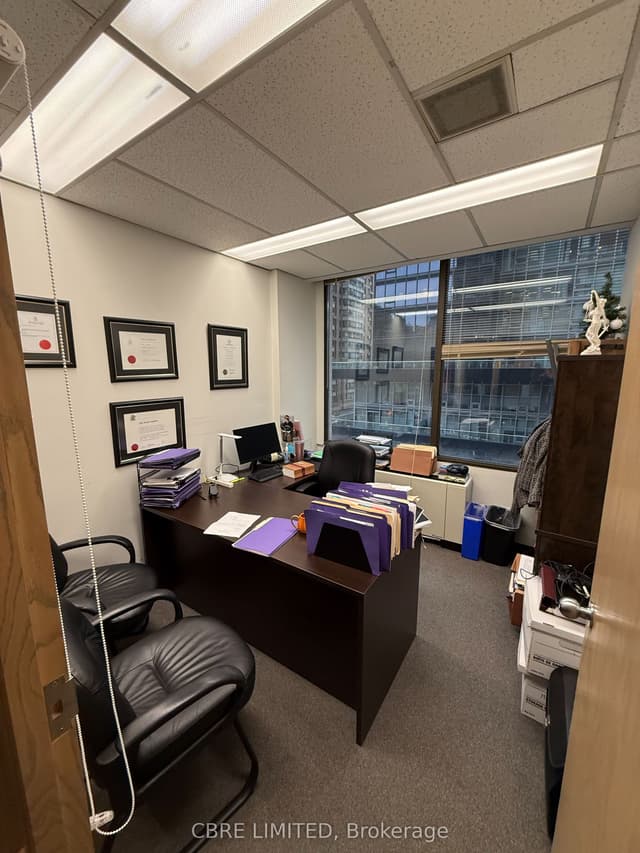 Office at 700 Bay Street 405B, Toronto, ON M5G 1Z6, Toronto C01
