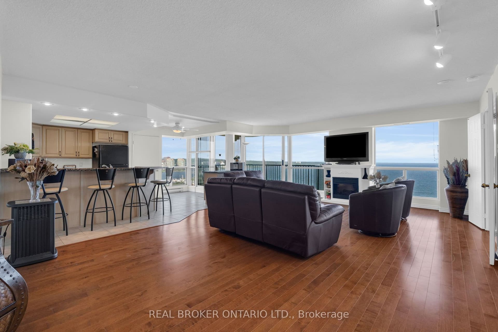 Suite 903 · Floor 9, Unit 903 · 65 Ellen St