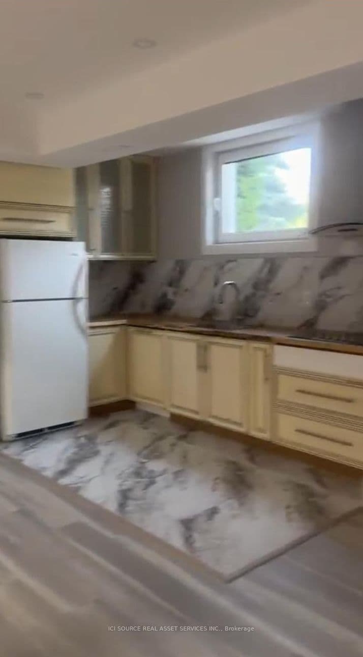 Unit Lower · 92 Richard Lovat Crt