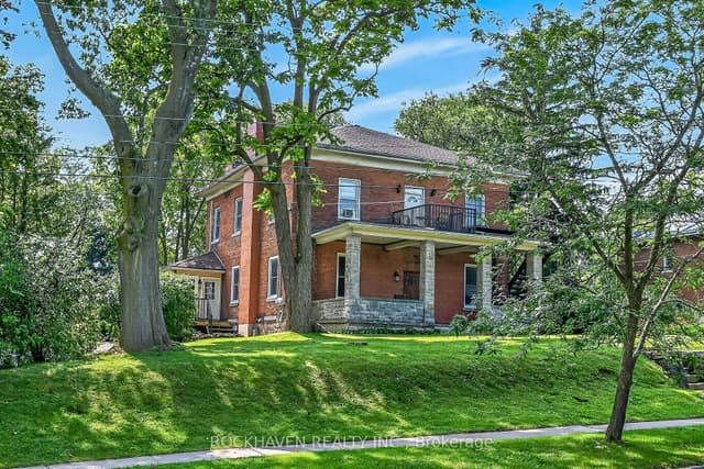 Triplex at 15 St David Street W, Thorold, ON L2V 2L1
