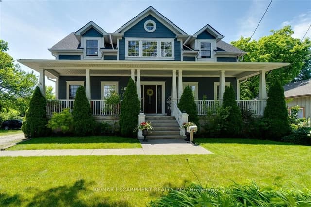 Detached at 1026 Beach Boulevard, Hamilton, ON L8H 6Z4