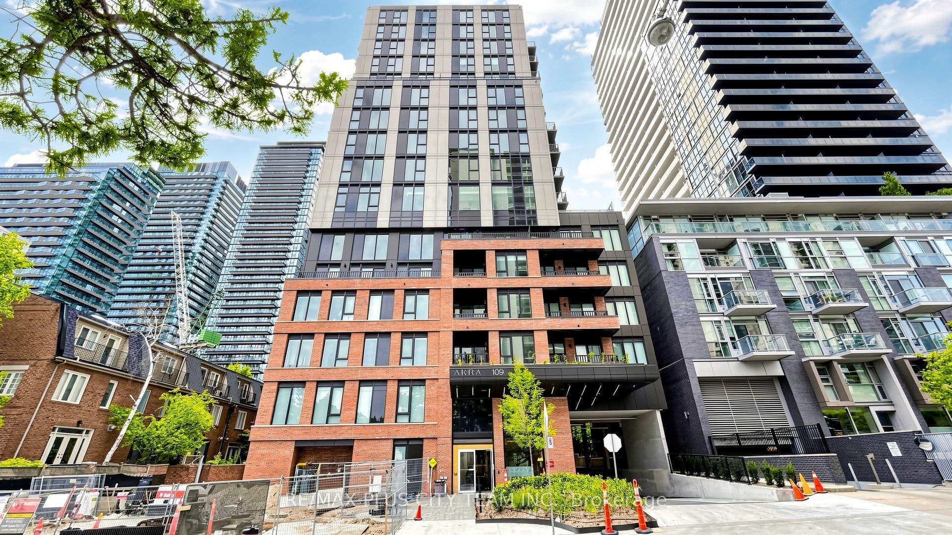 Suite 1703 · Floor 17, Unit 1703 · 109 Erskine Ave