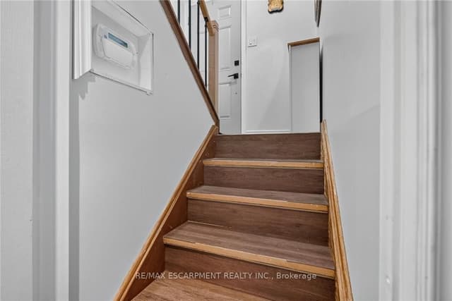 Detached at 10 Krafty Court, Hamilton, ON L9C 6R7