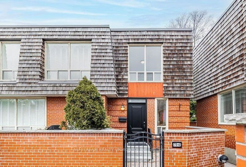 4- 75 Upper Canada Drive in M2P