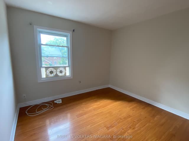 Upper Level at 5006 Willmott Street 2, Niagara Falls, ON L2E 1Z8