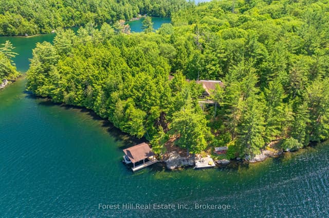 Detached at 1 SL 19 ROBERTS Island, Muskoka Lakes, ON P0B 1M0