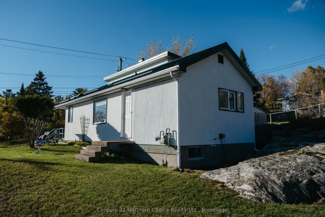 Detached at 100 Regina Avenue, Kenora, ON P9N 2Z7
