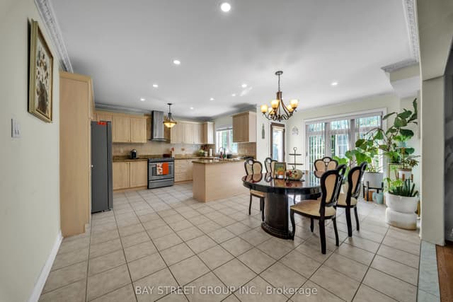 Detached at 384 Spruce Grove Crescent, Newmarket, ON L3X 2X3