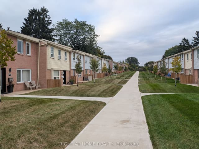 Condo Townhouse at 1055 Shawnmarr Road 53, Mississauga, ON L5H 3V2