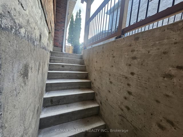 Detached at 37 Stave Crescent Basement, Richmond Hill, ON L4C 9K1