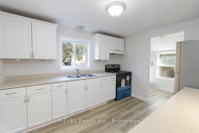 Duplex at 389 Glendale Avenue, St. Catharines, ON L2T 1C3