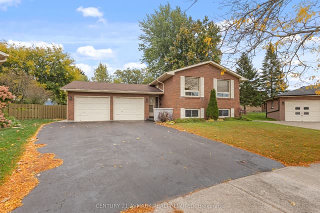 Detached at 24 Huntington Circle, Welland, ON L3C 6J4