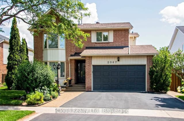 Detached at 2067 Hunters Wood Drive, Burlington, ON L7M 2T1