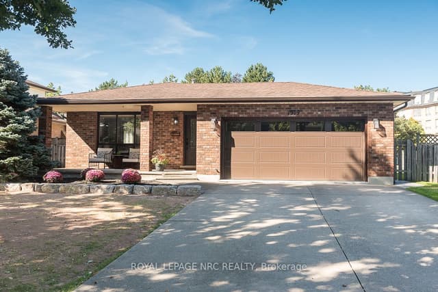 Detached at 7979 Oakridge Drive, Niagara Falls, ON L2H 2W1