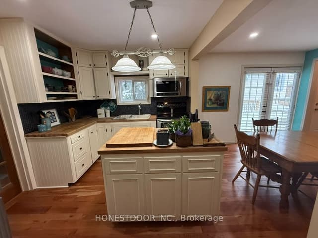 Detached at 2015 Ridge Road W, Oro-Medonte, ON L0L 2L0