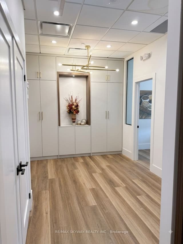 Office at 1670 North Service Road E 215, Oakville, ON L6H 7G3