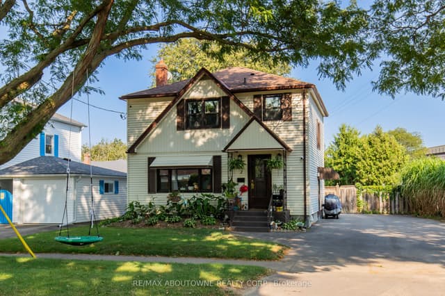 Duplex at 2 Thorndale Avenue C, St. Catharines, ON L2R 6A3