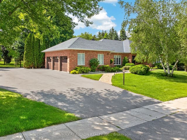 Detached at 7 Maplehyrn Avenue, East Gwillimbury, ON L0G 1V0