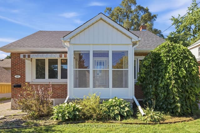 Detached at 363 Lawrence Avenue, Kitchener, ON N2M 1Y7