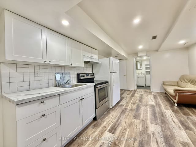 Detached at 116 Cherrywood Drive BSMT, Newmarket, ON L3Y 2X7