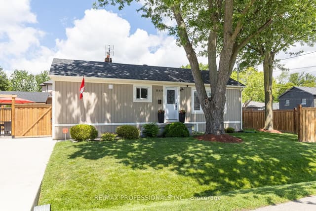 Detached at 869 First Street, Mississauga, ON L5E 1A6