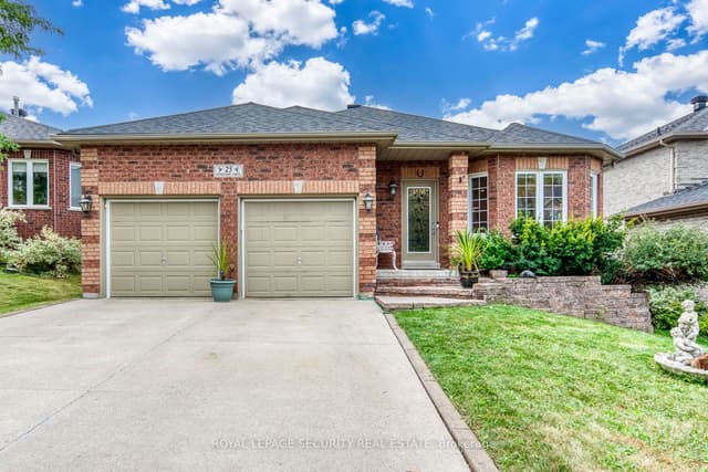 Detached at 25 Pinecliff Crescent, Barrie, ON L4N 5V2