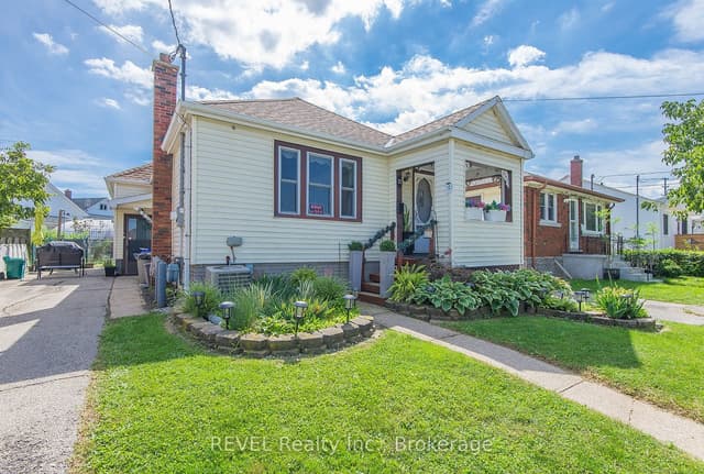 Detached at 12 Garnet Street, St. Catharines, ON L2M 5E5