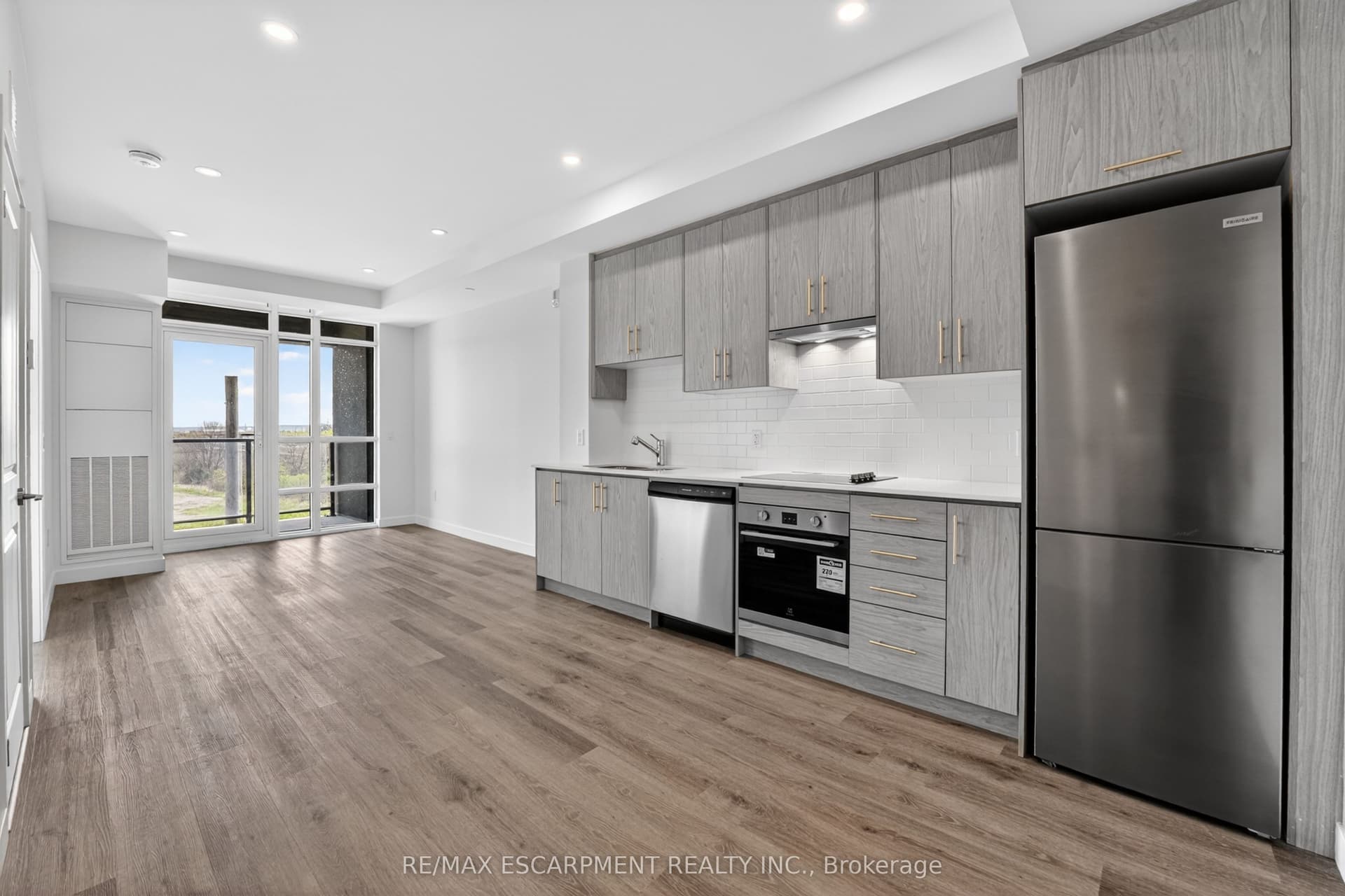Suite 321 · Floor 3, Unit 321 · 461 Green Rd