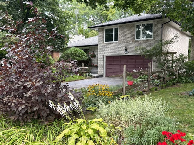 Detached at 3325 Enniskillen Circle, Mississauga, ON L5C 2M9