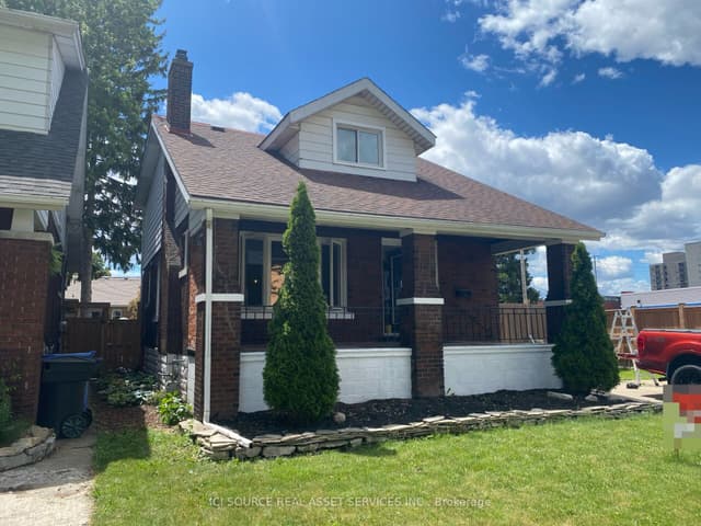 Detached at 825 Raymo Road, Windsor, ON N8Y 4A5