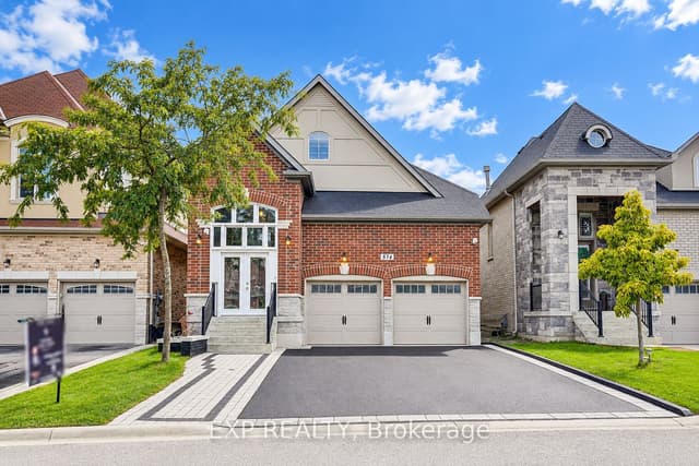 Detached at 574 Sweetwater Crescent, Newmarket, ON L3X 0H6