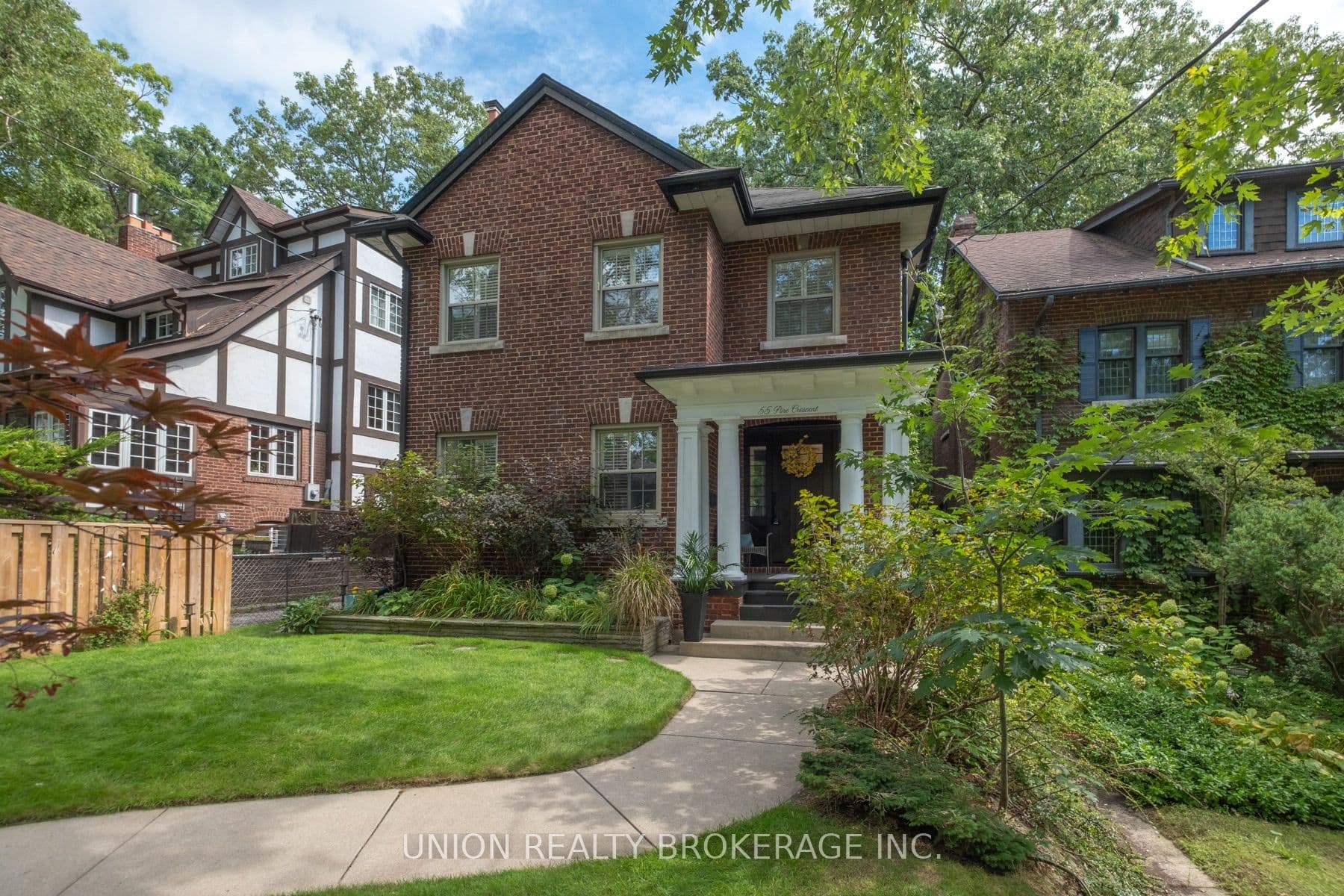 55 Pine Cres