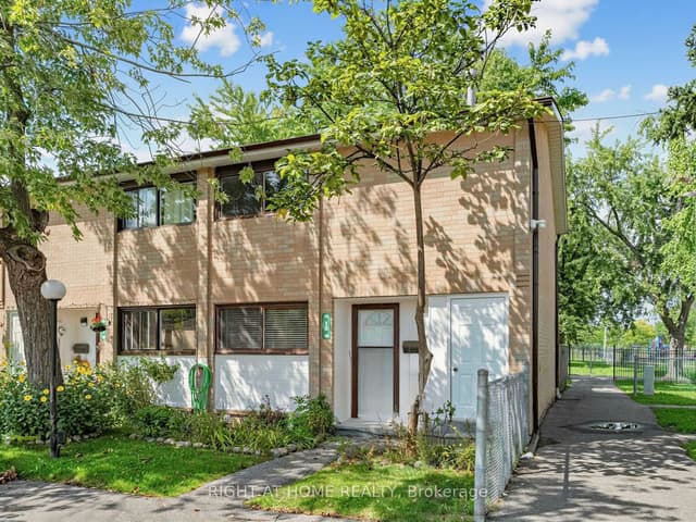 Condo Townhouse at 10 Fleetwood Crescent 10, Brampton, ON L6T 2E5
